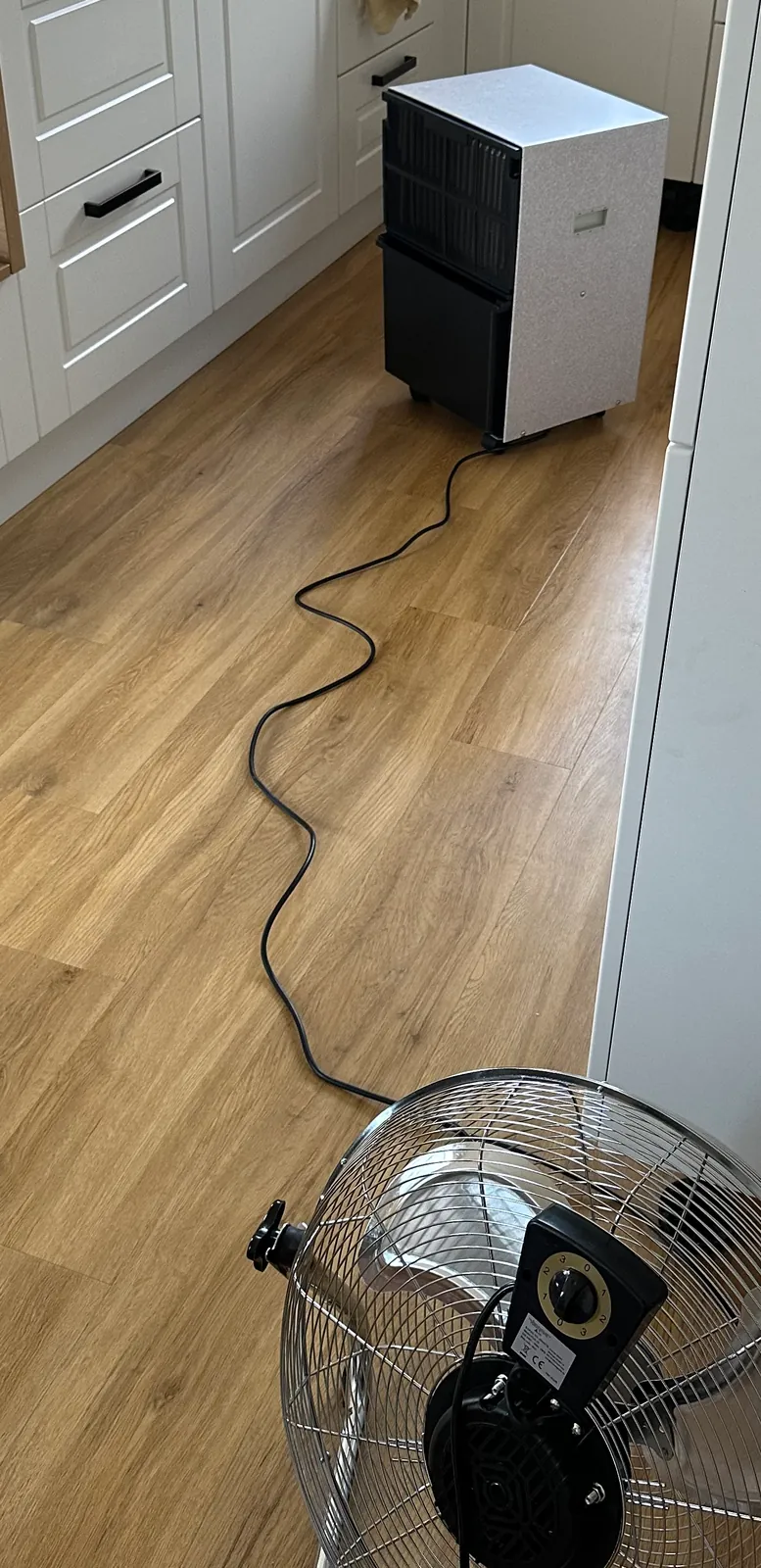 Kondenzační vysoušeč a ventilátor v kuchyni.